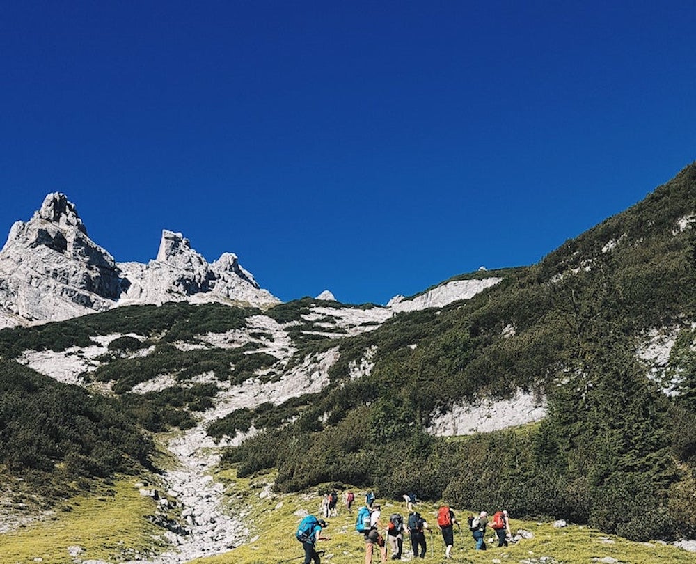 trekking en groupe par un guide